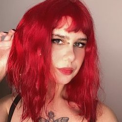 Cam4 – O Cam4 é um site de streaming ao vivo para adultos que permite que pessoas exibam suas webcams para outros usuários na internet.